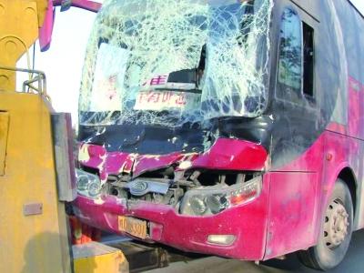 回家過年大客車出車禍 30多名乘客被丟路邊5小時