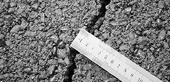 杭州新橋未通車現幾十米長裂縫 建設方稱沒問題