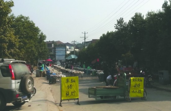 簡陽一村主任家辦喪事 上百桌酒席封路