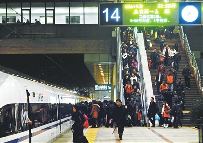 “紅眼高鐵”昨夜首發 456名旅客嘗鮮