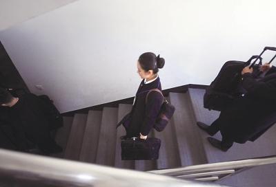 90后空姐4年沒回家過年 稱光環背后辛苦自己清楚