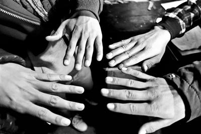 四川大涼山童工:打工至少能吃飽飯 為什么不讓去?