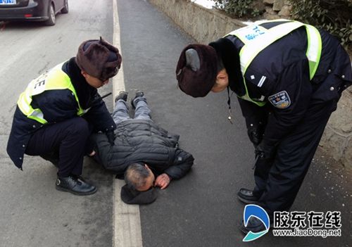 老人暈倒路邊獲巡警救助 醒后立馬問