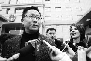 李陽散發材料稱前妻變態 當面向記者推銷衛生巾