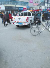 網曝四川城管上班時間擦皮鞋 當事人:照顧鄰居生意