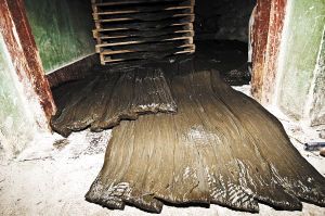 昆明一無(wú)證粉條作坊憑手感加色素 已被工商部門(mén)查處