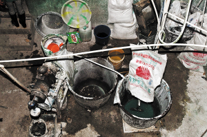 昆明一無(wú)證粉條作坊憑手感加色素 已被工商部門(mén)查處