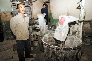 昆明一無(wú)證粉條作坊憑手感加色素 已被工商部門(mén)查處