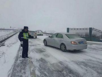 四川雅西高速因雪數(shù)百車輛滯留 土豆?jié)q到5元1個