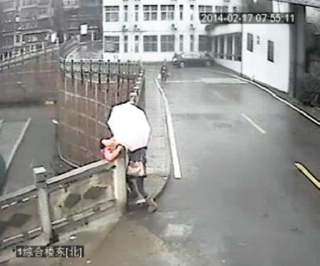 女子患抑郁癥欲跳崖輕生 懸空瞬間被人拽回(圖)