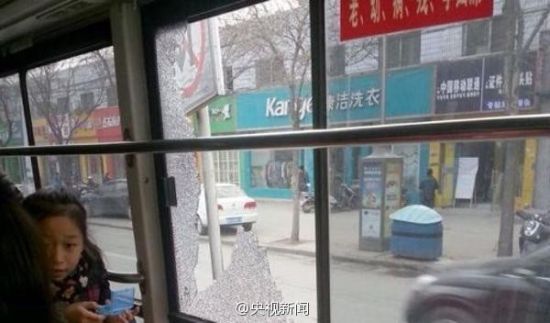 鄭州3天2趟公交遭鋼珠彈襲擊 車窗被擊碎(圖)