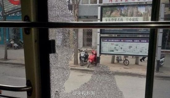 鄭州3天2趟公交遭鋼珠彈襲擊 車窗被擊碎(圖)
