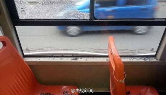 鄭州3天2趟公交遭鋼珠彈襲擊 車窗被擊碎(圖)