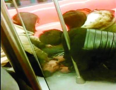 男子地鐵突發癲癇 女乘客救治將手塞其口中防咬舌