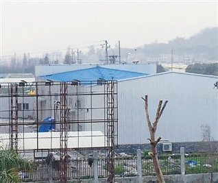 溫州一中學周邊遍布企業 師生難忍臭氣戴口罩上課