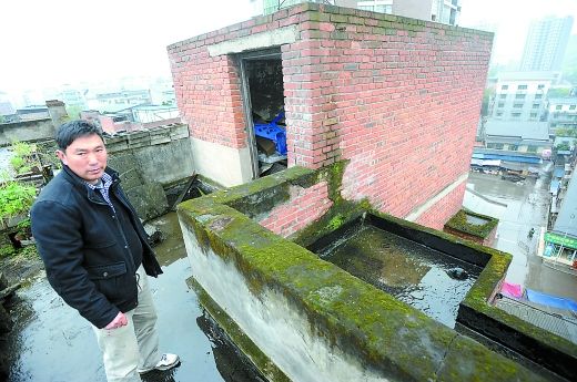 女子為省80元開鎖錢 用繩子從七樓爬窗進屋墜亡(圖)