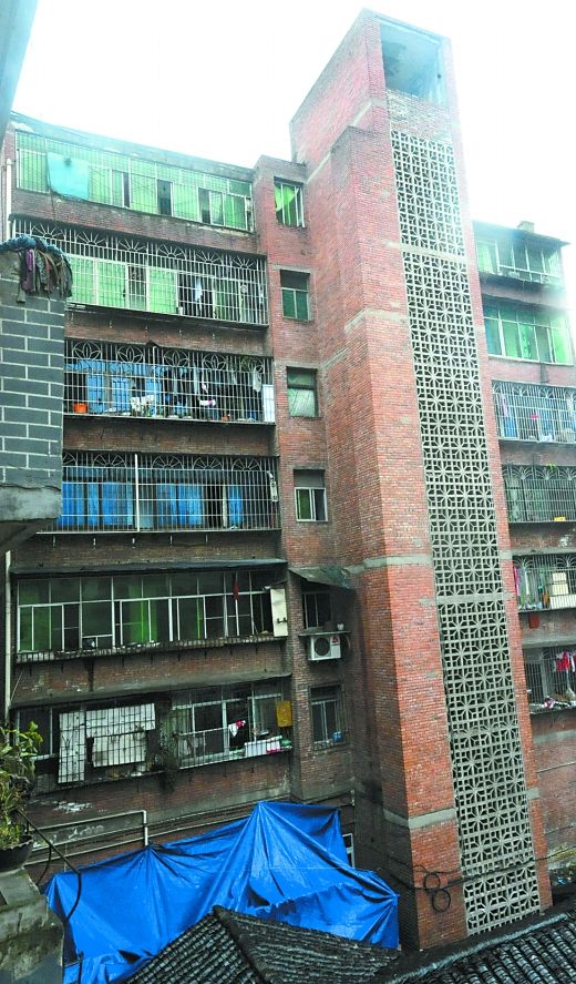 女子為省80元開鎖錢 用繩子從七樓爬窗進屋墜亡(圖)