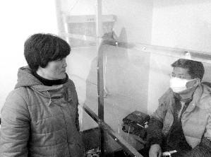 22歲小伙患尿毒癥 自制無菌病房在家透析/組圖