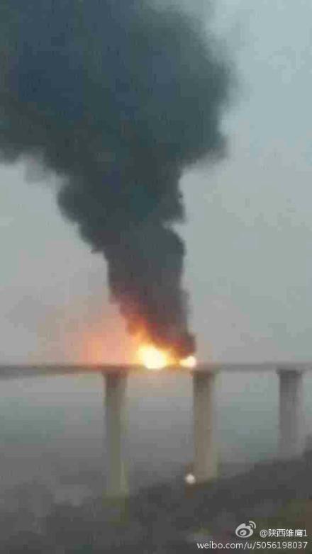 陜西一油罐車在高速上發(fā)生燃爆 傷亡不明(圖)