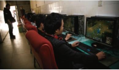 黑網(wǎng)吧被查 小伙為不坑隊友在警察圍觀下繼續(xù)游戲