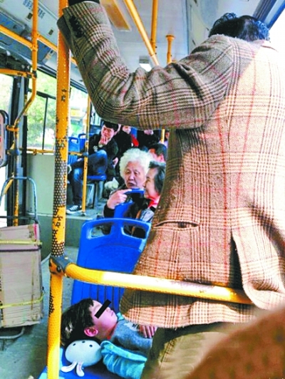 武漢:爺爺在公交上為熟睡孫女站20分鐘擋太陽(圖)