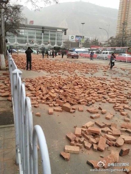 蘭州火車站遍地磚頭