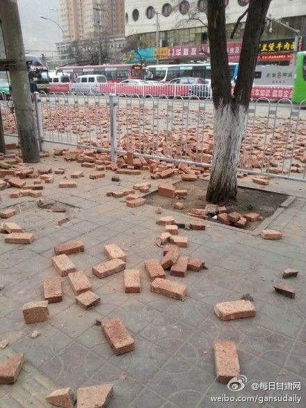 蘭州火車站遍地磚頭