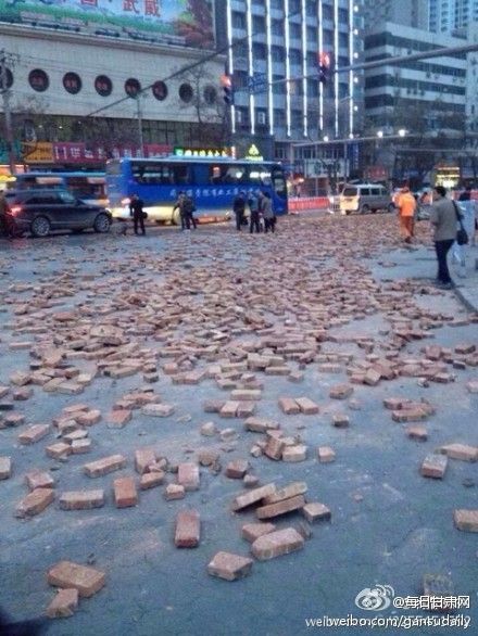 蘭州火車站遍地磚頭