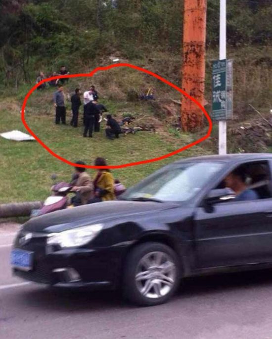 東陽廣告高炮上懸掛一具干尸