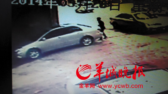 東莞一名男子取錢后被歹徒尾隨 三分鐘被盜12萬元(圖)