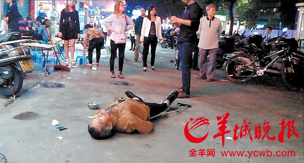 男子當(dāng)街侮辱毆打老乞丐 廣場(chǎng)保安旁觀全過(guò)程