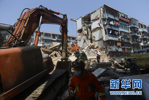 奉化塌樓目擊者:房子“就像麻將一樣倒了”(圖)