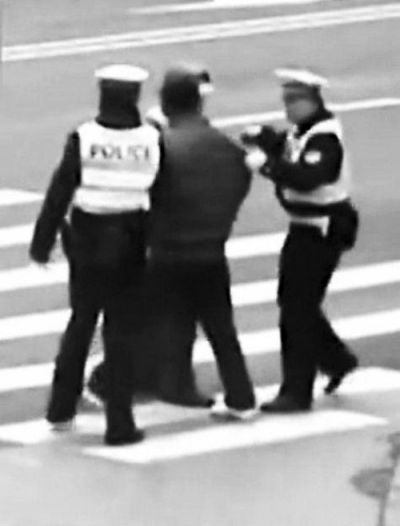 七旬老人闖紅燈被攔下毆打交警質問你才活幾歲(圖)