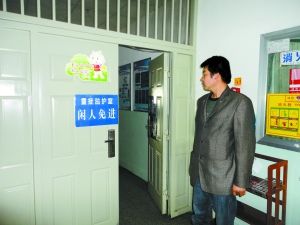 小學生遭校長拳擊內臟出血 求醫(yī)救命錢遭搶(圖)