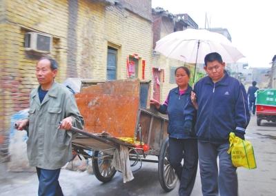 環衛工19年前撿棄嬰 為給其治病10多年沒吃過肉