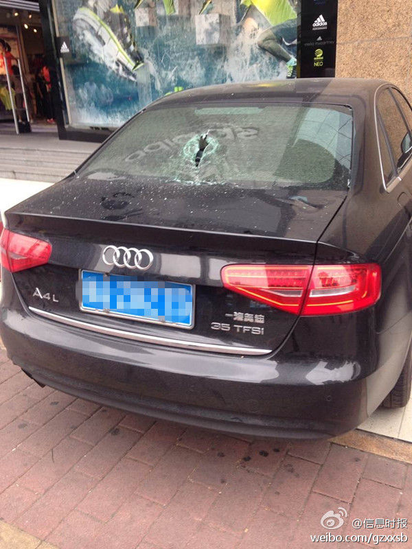 廣州一男子持斧街上亂砍 連砍20余車