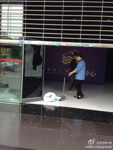 廣州一男子持斧街上亂砍 連砍20余車