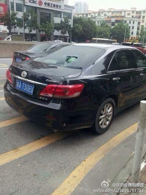 廣州一男子持斧街上亂砍 連砍20余車