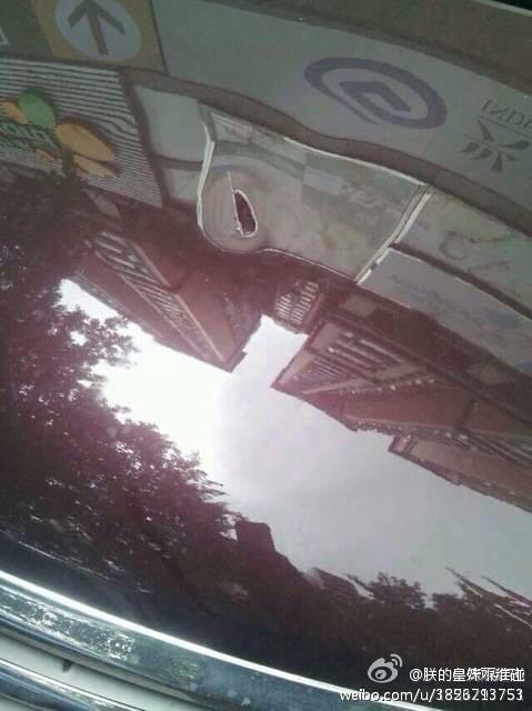 廣州一男子持斧街上亂砍 連砍20余車