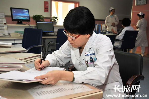 河北醫(yī)生賈永青頑強敬業(yè)故事引發(fā)社會強烈反響