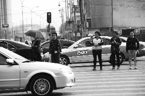 罰了一年 紅燈照闖 公主墳路口10分鐘內105人闖紅燈