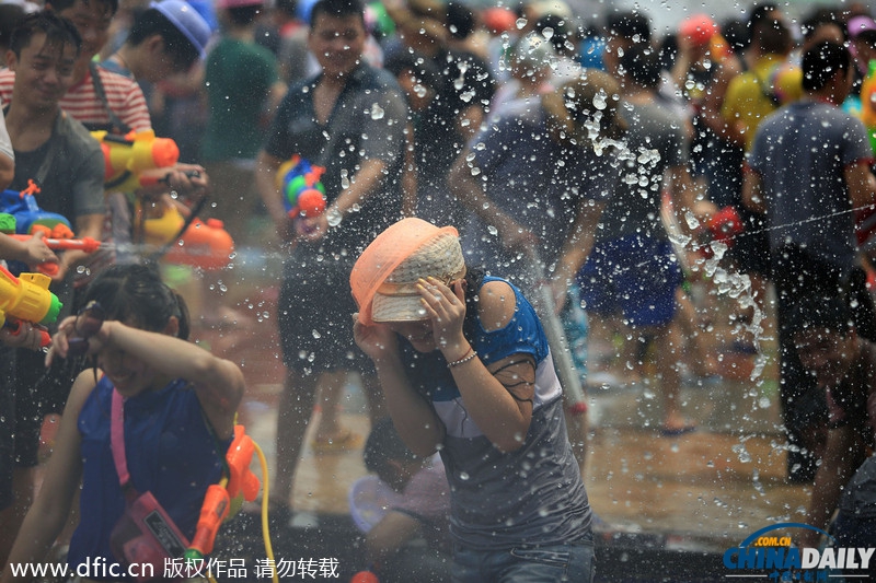 西雙版納:萬人潑水喜迎傣歷新年 歡騰場面蔚為壯觀