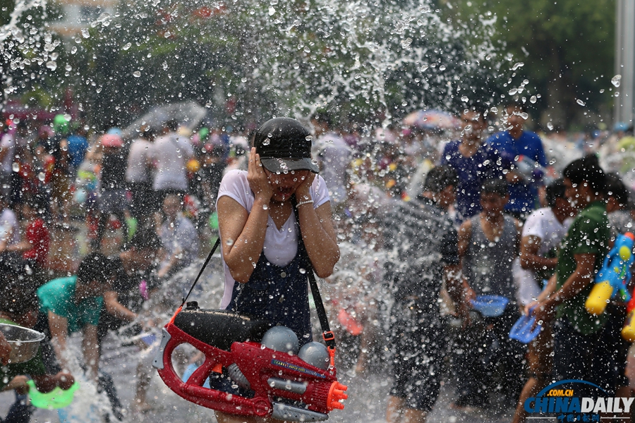 西雙版納:萬人潑水喜迎傣歷新年 歡騰場面蔚為壯觀