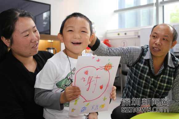 被挖眼男童術后情況穩定 母子聯手作畫表謝意