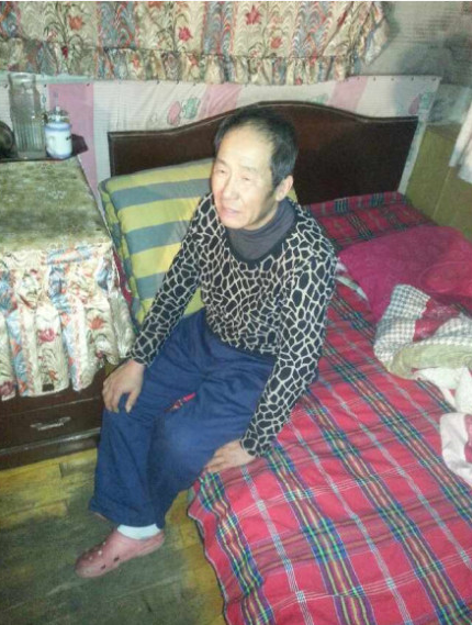 沈陽大爺被撞放走騎車人:沒醫保 就為給小伙解圍