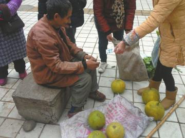 四川：大爺賣柚子收300元假鈔 好心市民捐近300真錢