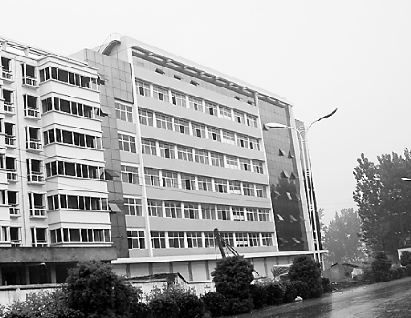 河南貧困縣審計局豪華辦公樓人均百平方米