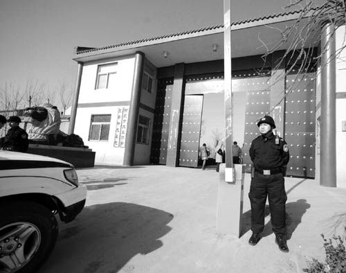 山西陽(yáng)泉巡警隊(duì)長(zhǎng)涉黑資產(chǎn)過(guò)億 45人被起訴(圖)