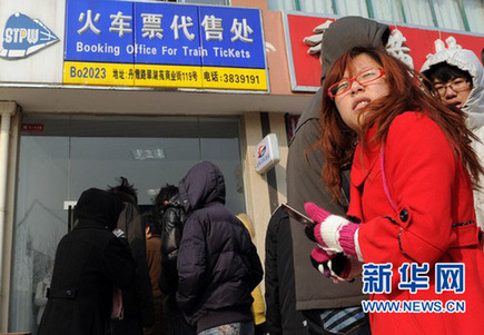 鐵道部稱火車票暫不會調價 黃牛黨難解買票難