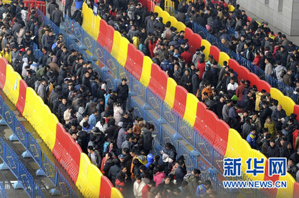 鐵道部稱火車票暫不會調價 黃牛黨難解買票難